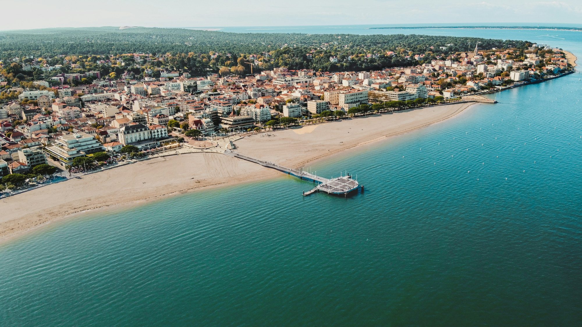 Vue aérienne d'Arcachon, de sa plage et de sa jetée
