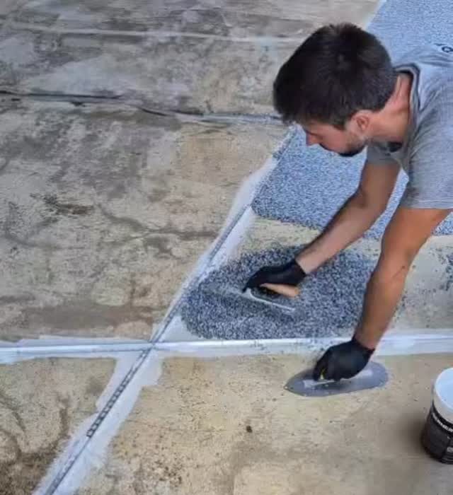 Pose d'un revêtement sur une terrasse de piscine