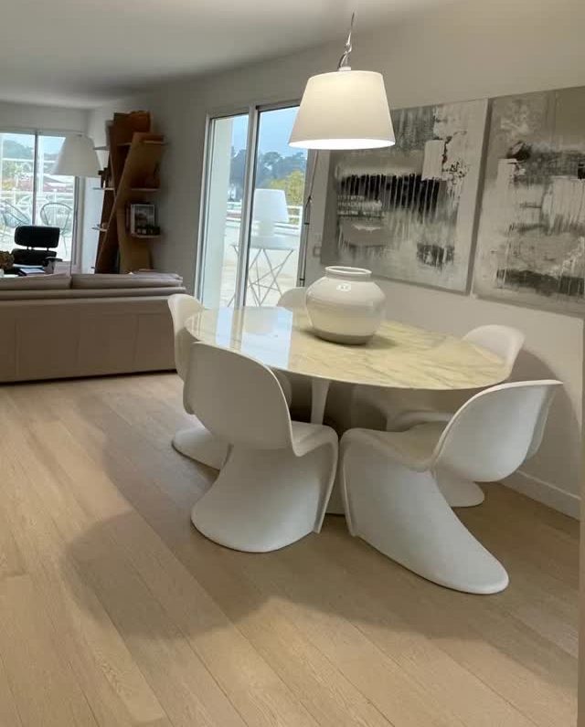 Salle à manger d'un appartement rénové au centre d'Arcachon