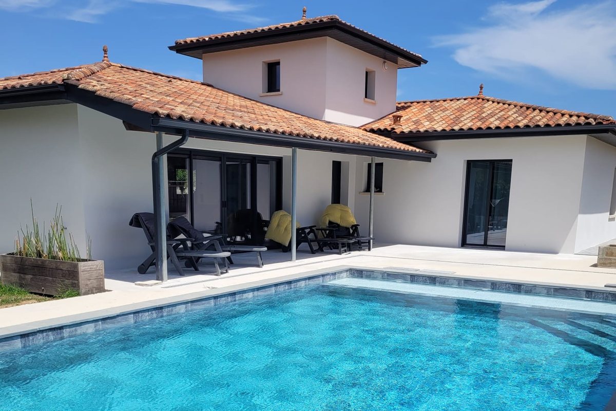 Maison rénovée avec terrasse couverte et piscine à Gujan-Mestras