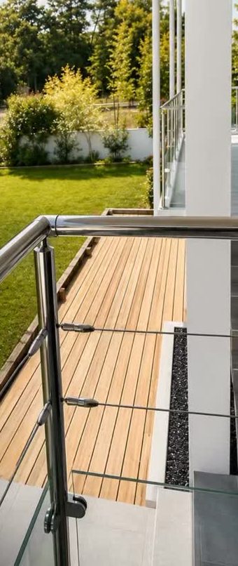 Terrasse en bois et jardin d'une villa rénovée en Ville d'Hiver